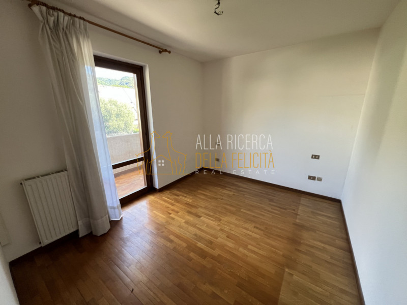 SCHIO - Poleo: in zona tranquilla e ricercata CASA A SCHIERA CENTRALE servita da giardino esclusi...