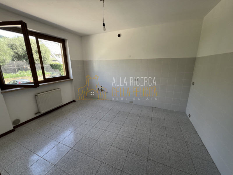 SCHIO - Poleo: in zona tranquilla e ricercata CASA A SCHIERA CENTRALE servita da giardino esclusi...