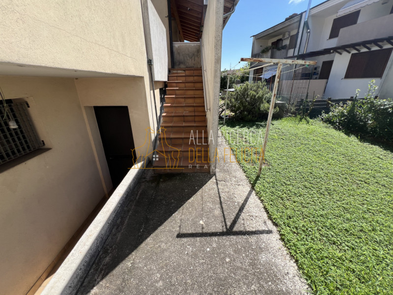 SCHIO - Poleo: in zona tranquilla e ricercata CASA A SCHIERA CENTRALE servita da giardino esclusi...