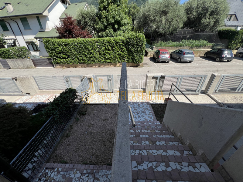 SCHIO - Poleo: in zona tranquilla e ricercata CASA A SCHIERA CENTRALE servita da giardino esclusi...