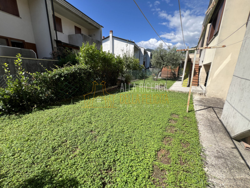SCHIO - Poleo: in zona tranquilla e ricercata CASA A SCHIERA CENTRALE servita da giardino esclusi...