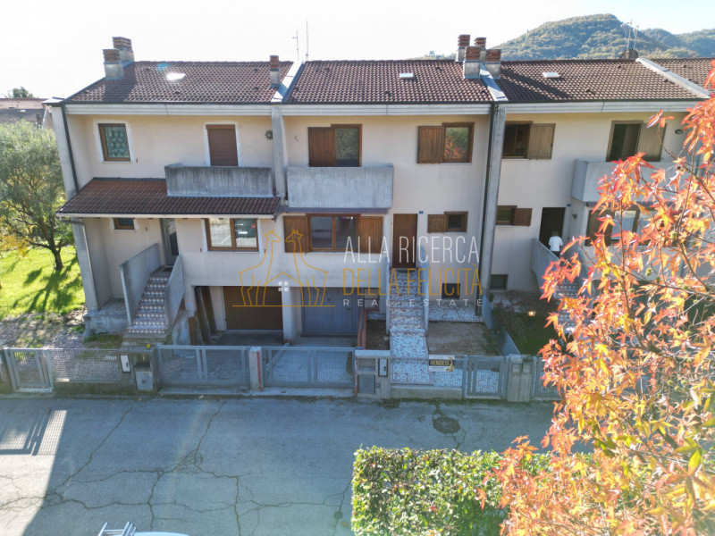 SCHIO - Poleo: in zona tranquilla e ricercata CASA A SCHIERA CENTRALE servita da giardino esclusi...