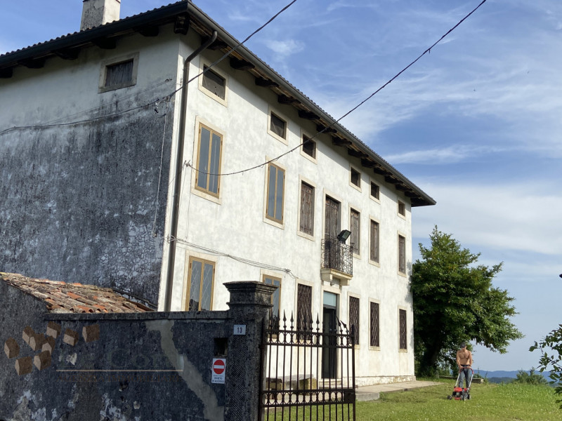 In una posizione collinare privilegiata e ben esposta, vi proponiamo in vendita questa splendida ...