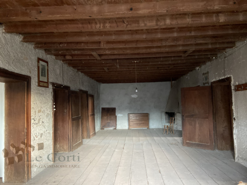 In una posizione collinare privilegiata e ben esposta, vi proponiamo in vendita questa splendida ...