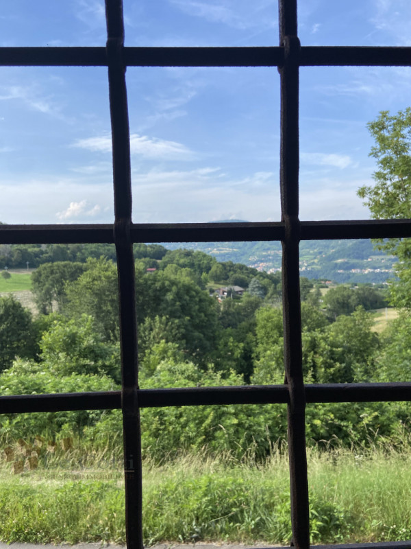 In una posizione collinare privilegiata e ben esposta, vi proponiamo in vendita questa splendida ...