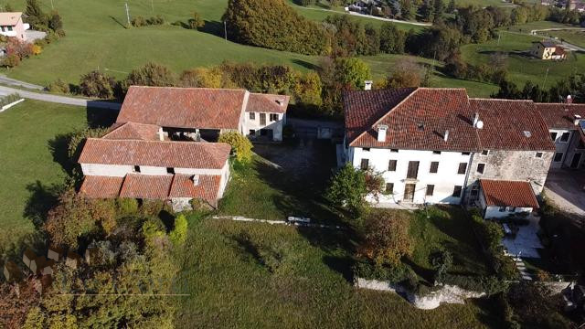 In una posizione collinare privilegiata e ben esposta, vi proponiamo in vendita questa splendida ...