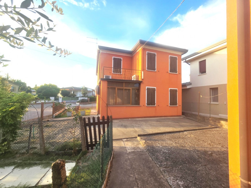 Case, Appartamenti, Ville, Attici, Loft in Vendita a Campolongo Maggiore