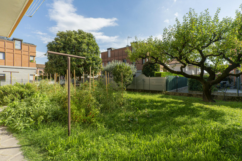 Nel cuore di Abano Terme, a pochi passi dal rinomato centro commerciale Ca' Grande, proponiamo un...