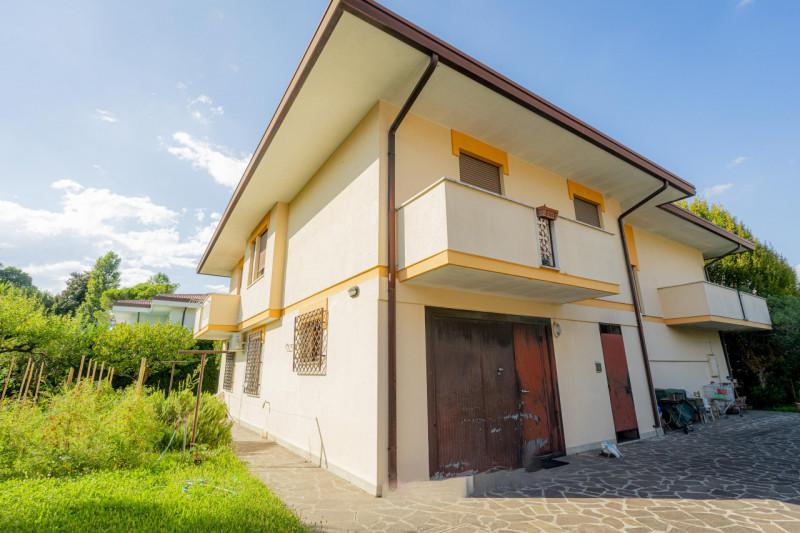 Nel cuore di Abano Terme, a pochi passi dal rinomato centro commerciale Ca' Grande, proponiamo un...