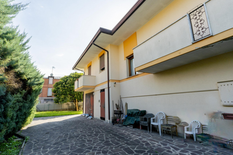 Nel cuore di Abano Terme, a pochi passi dal rinomato centro commerciale Ca' Grande, proponiamo un...