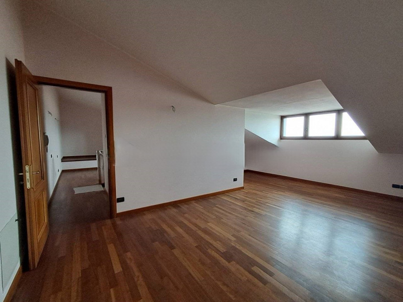 Caselle di Selvazzano: Vendesi in complesso residenziale appartamento ultimo piano sviluppato su ...