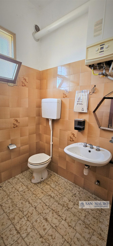 Castegnero - Villaganzerla: laboratorio artigianale di 97 mq. al piano terra vetrinato utilizzabi...