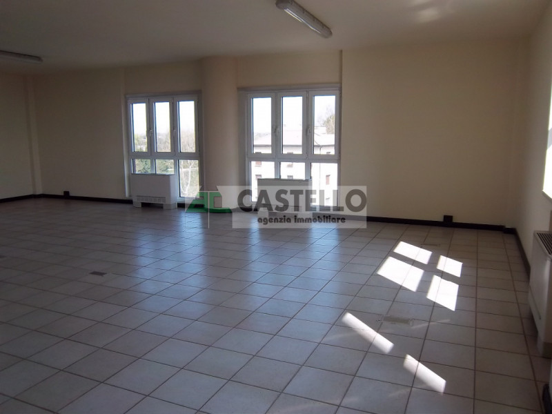 Cadoneghe Castagnara
In posizione strategica, comodo alle principali vie di comunicazione, propon...