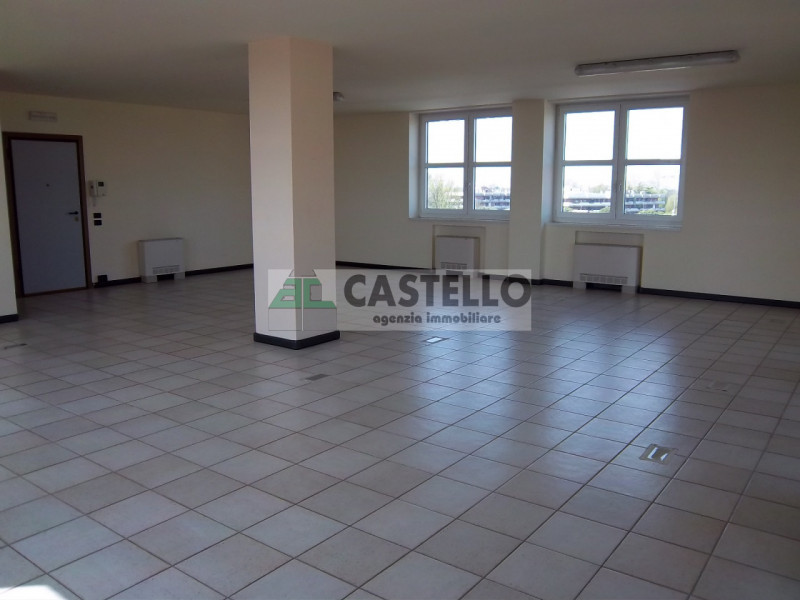 Cadoneghe Castagnara
In posizione strategica, comodo alle principali vie di comunicazione, propon...