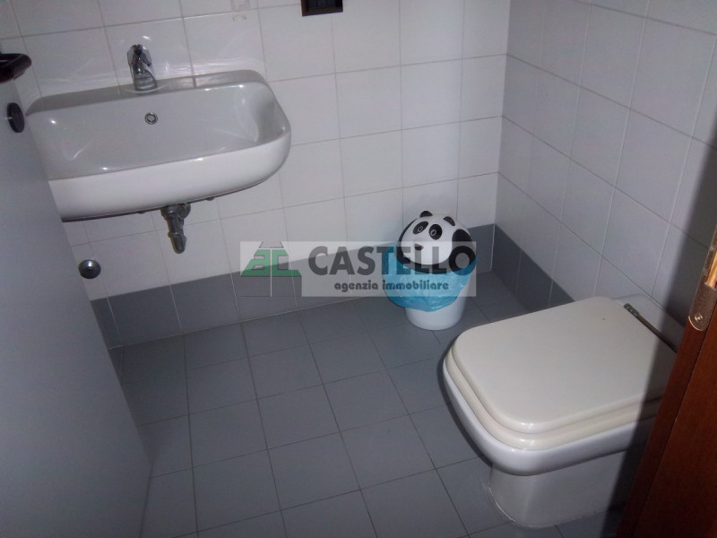 Cadoneghe Castagnara
In posizione strategica, comodo alle principali vie di comunicazione, propon...