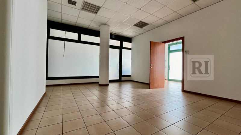 Se stai cercando uno spazio commerciale versatile e accogliente, questo negozio open space di 76 ...