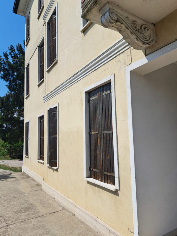 Nel cuore di Curtarolo, in posizione centrale e comoda a tutti i servizi principali, proponiamo i...