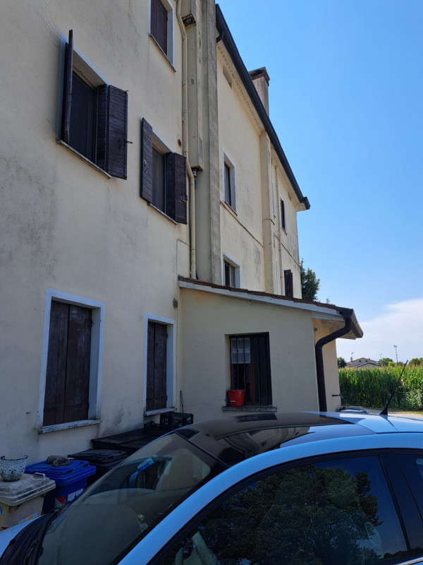 Nel cuore di Curtarolo, in posizione centrale e comoda a tutti i servizi principali, proponiamo i...