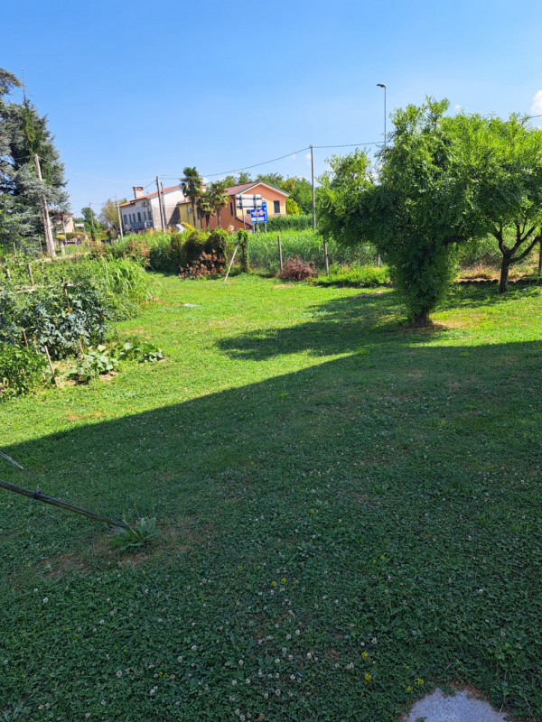 Nel cuore di Curtarolo, in posizione centrale e comoda a tutti i servizi principali, proponiamo i...