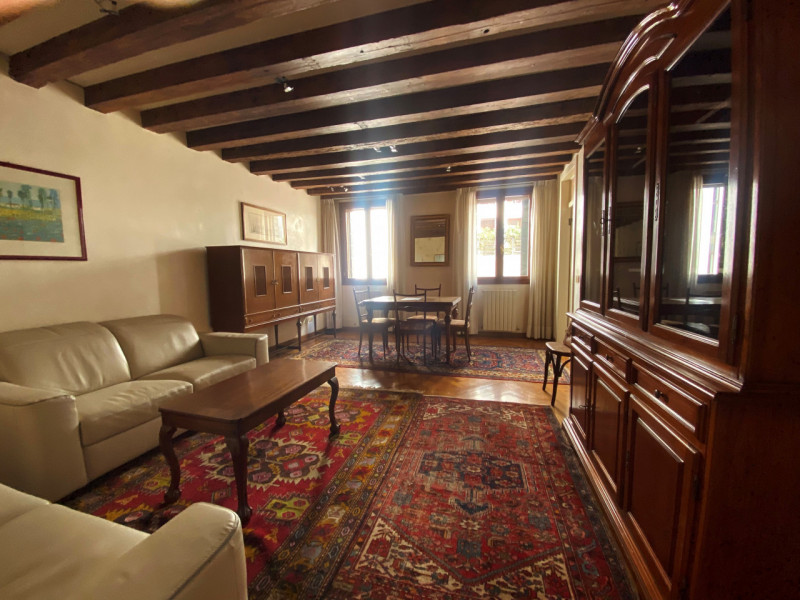 A pochi passi da Piazza Pola, in un elegante palazzina d’epoca completamente ristrutturata, di so...