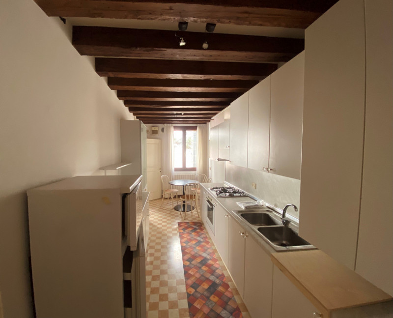 A pochi passi da Piazza Pola, in un elegante palazzina d’epoca completamente ristrutturata, di so...