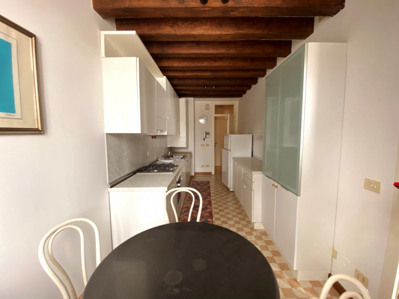 A pochi passi da Piazza Pola, in un elegante palazzina d’epoca completamente ristrutturata, di so...