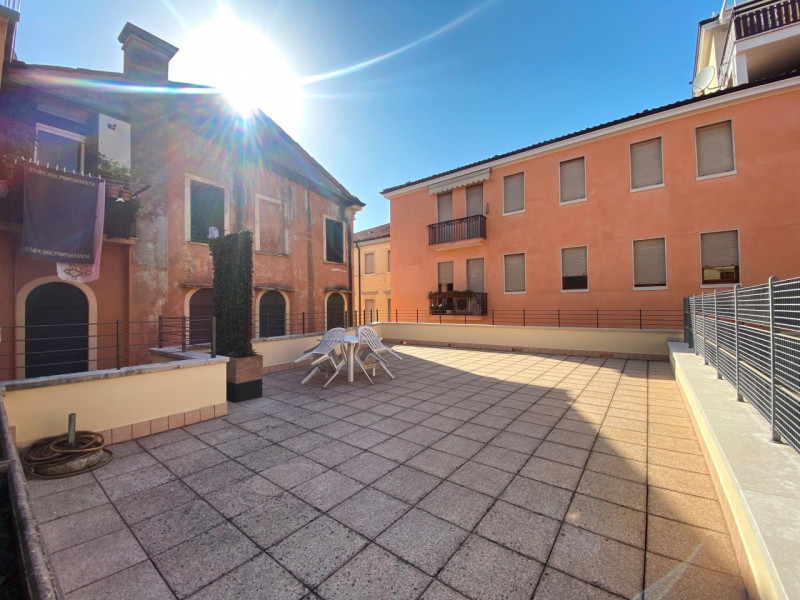 A pochi passi da Piazza Pola, in un elegante palazzina d’epoca completamente ristrutturata, di so...