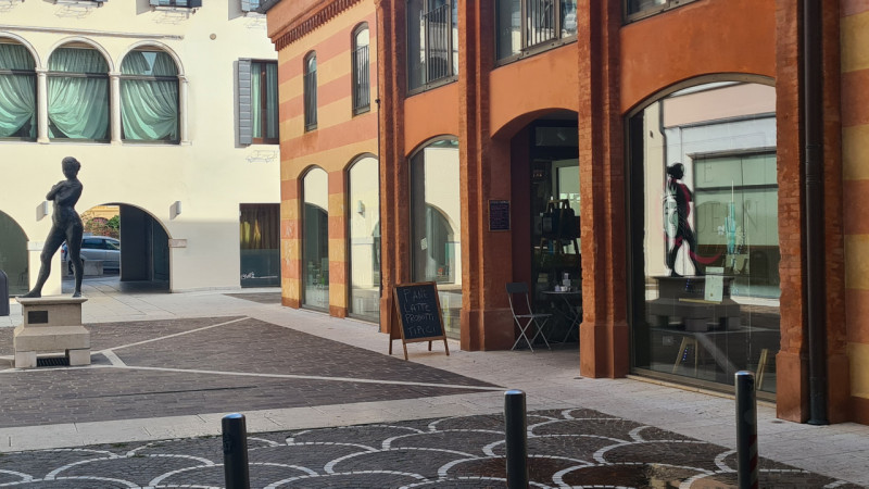In centro, elegante negozio di 70 mq con sei vetrine su tre lati liberi, antibagno e bagno.
Garag...