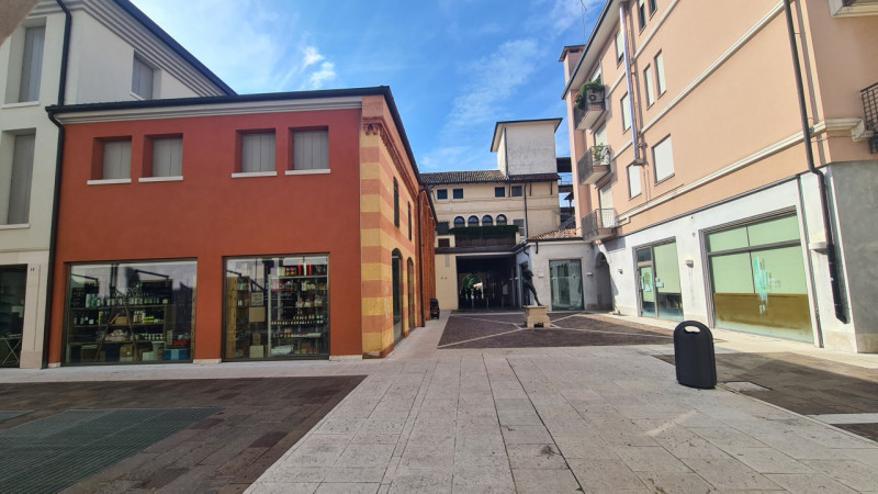 In centro, elegante negozio di 70 mq con sei vetrine su tre lati liberi, antibagno e bagno.
Garag...