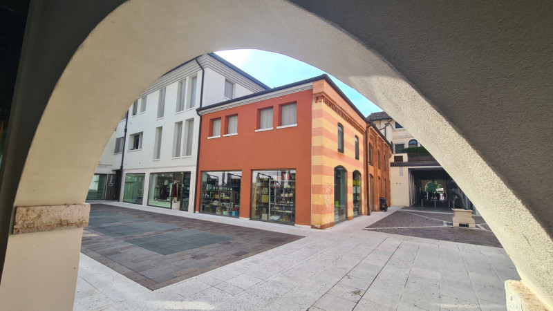 In centro, elegante negozio di 70 mq con sei vetrine su tre lati liberi, antibagno e bagno.
Garag...