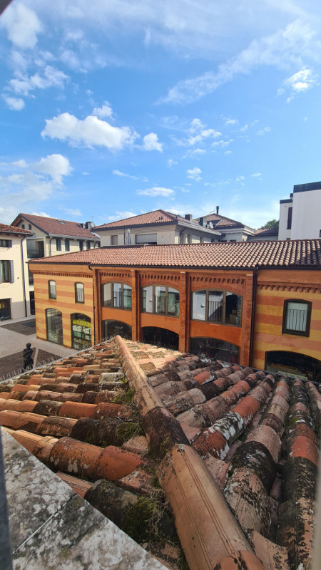 In centro, elegante negozio di 70 mq con sei vetrine su tre lati liberi, antibagno e bagno.
Garag...