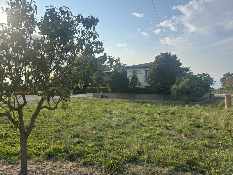 A Lissaro, in una zona immersa nel verde e ben collegata ai principali servizi, si trova questa p...