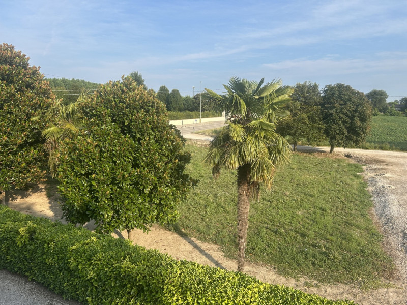 A Lissaro, in una zona immersa nel verde e ben collegata ai principali servizi, si trova questa p...