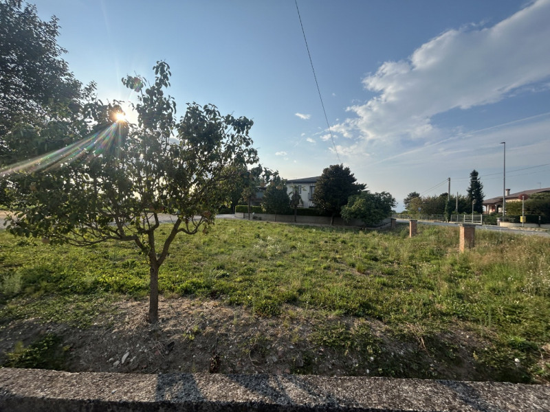 A Lissaro, in una zona immersa nel verde e ben collegata ai principali servizi, si trova questa p...