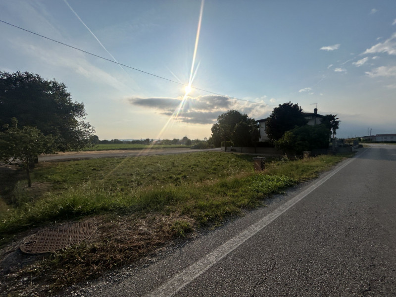 A Lissaro, in una zona immersa nel verde e ben collegata ai principali servizi, si trova questa p...