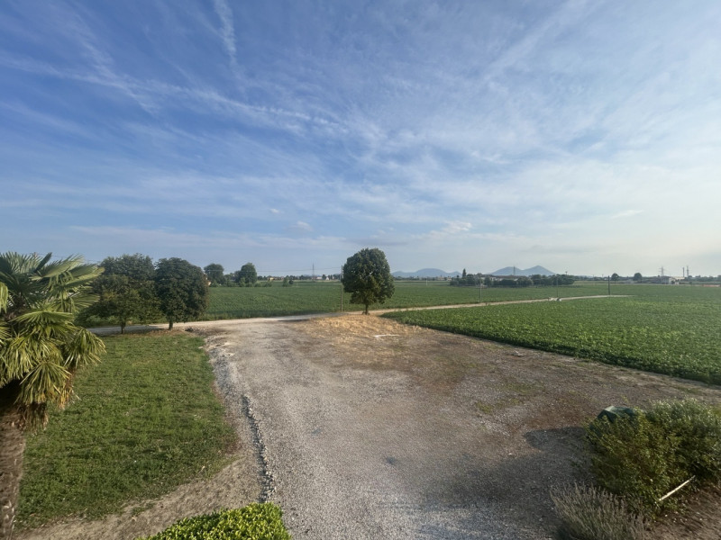 A Lissaro, in una zona immersa nel verde e ben collegata ai principali servizi, si trova questa p...