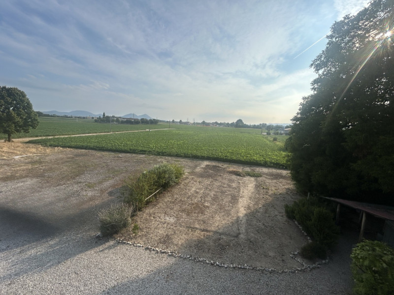 A Lissaro, in una zona immersa nel verde e ben collegata ai principali servizi, si trova questa p...