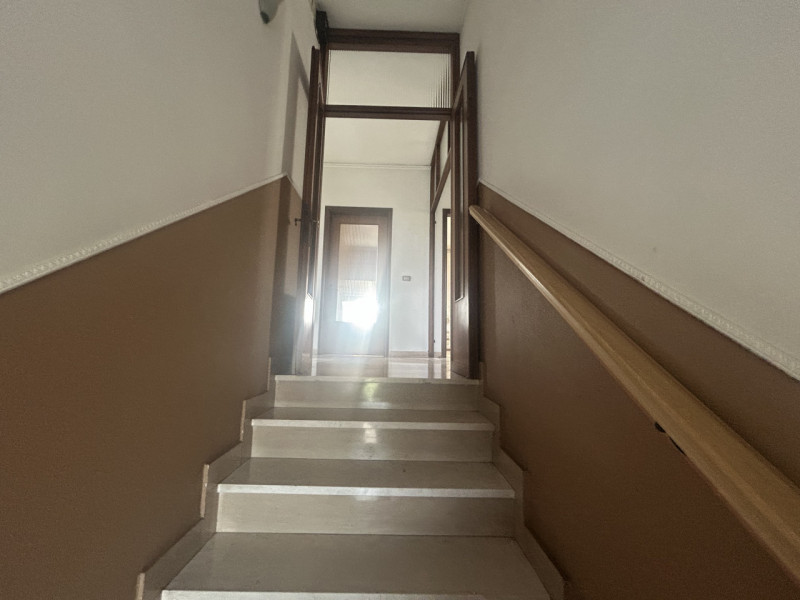 A Lissaro, in una zona immersa nel verde e ben collegata ai principali servizi, si trova questa p...