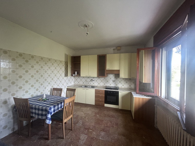 A Lissaro, in una zona immersa nel verde e ben collegata ai principali servizi, si trova questa p...