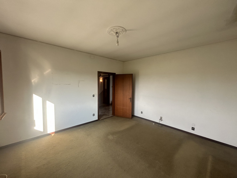 A Lissaro, in una zona immersa nel verde e ben collegata ai principali servizi, si trova questa p...