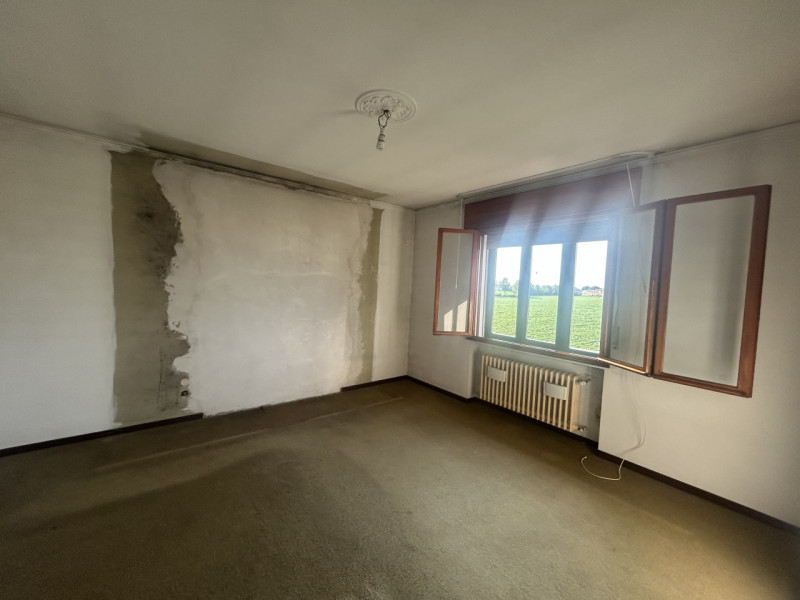 A Lissaro, in una zona immersa nel verde e ben collegata ai principali servizi, si trova questa p...