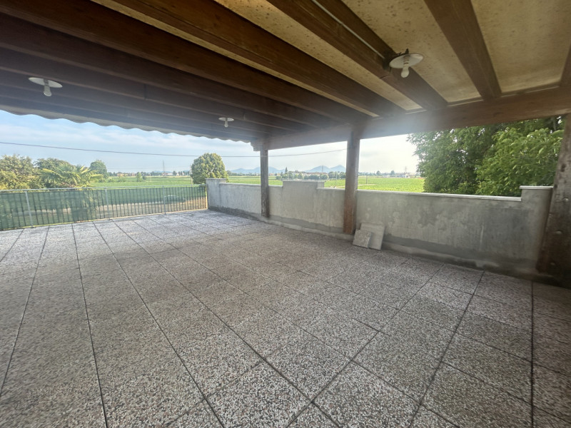 A Lissaro, in una zona immersa nel verde e ben collegata ai principali servizi, si trova questa p...