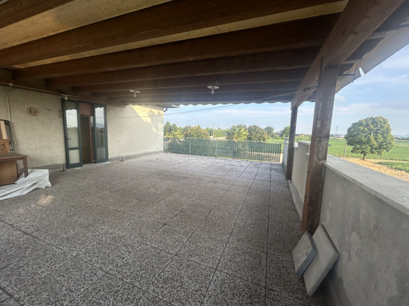 A Lissaro, in una zona immersa nel verde e ben collegata ai principali servizi, si trova questa p...