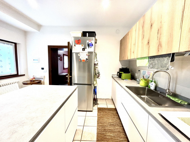 Scopri questa affascinante opportunità nel cuore di Anzano di Cappella Maggiore. 

Questo porzion...