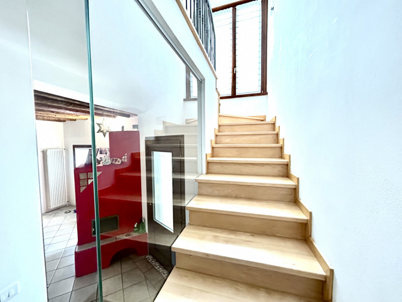 Scopri questa affascinante opportunità nel cuore di Anzano di Cappella Maggiore. 

Questo porzion...