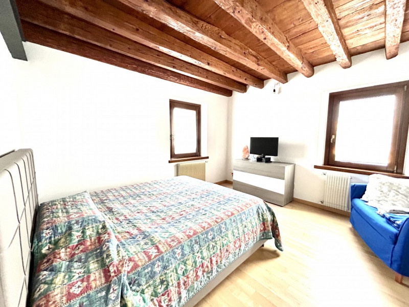 Scopri questa affascinante opportunità nel cuore di Anzano di Cappella Maggiore. 

Questo porzion...