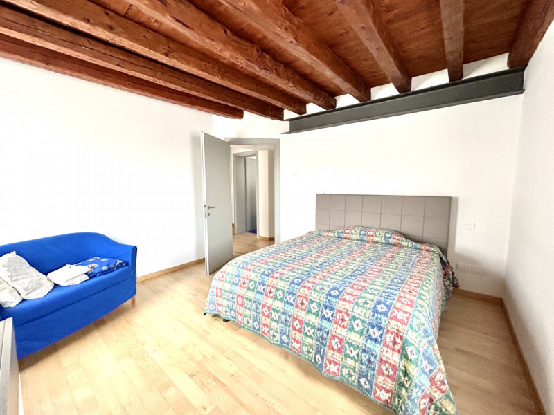 Scopri questa affascinante opportunità nel cuore di Anzano di Cappella Maggiore. 

Questo porzion...