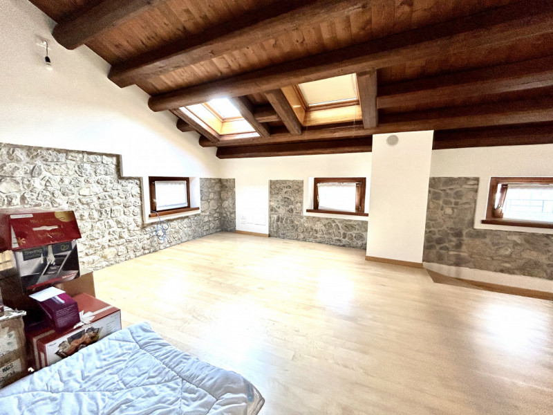 Scopri questa affascinante opportunità nel cuore di Anzano di Cappella Maggiore. 

Questo porzion...