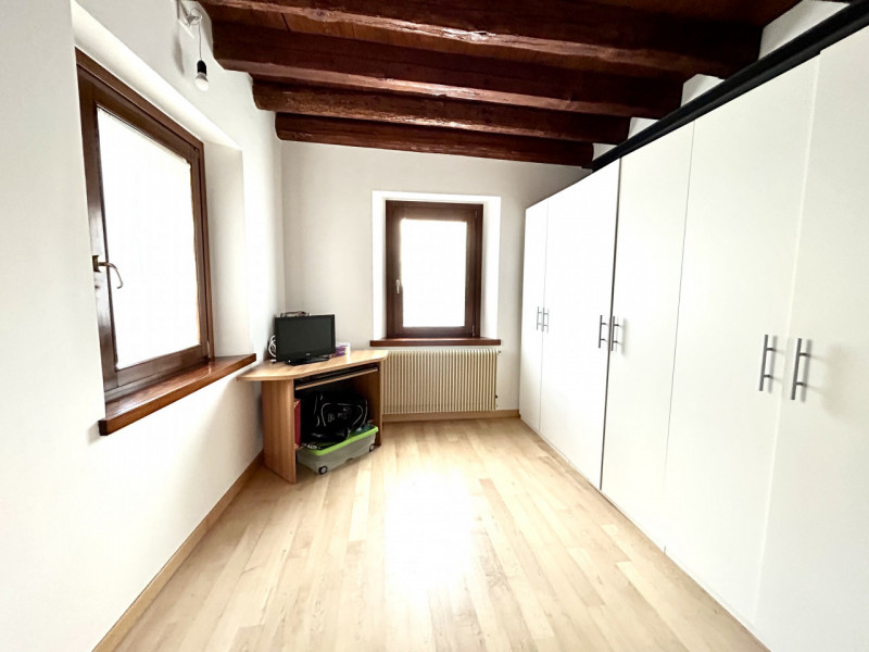 Scopri questa affascinante opportunità nel cuore di Anzano di Cappella Maggiore. 

Questo porzion...