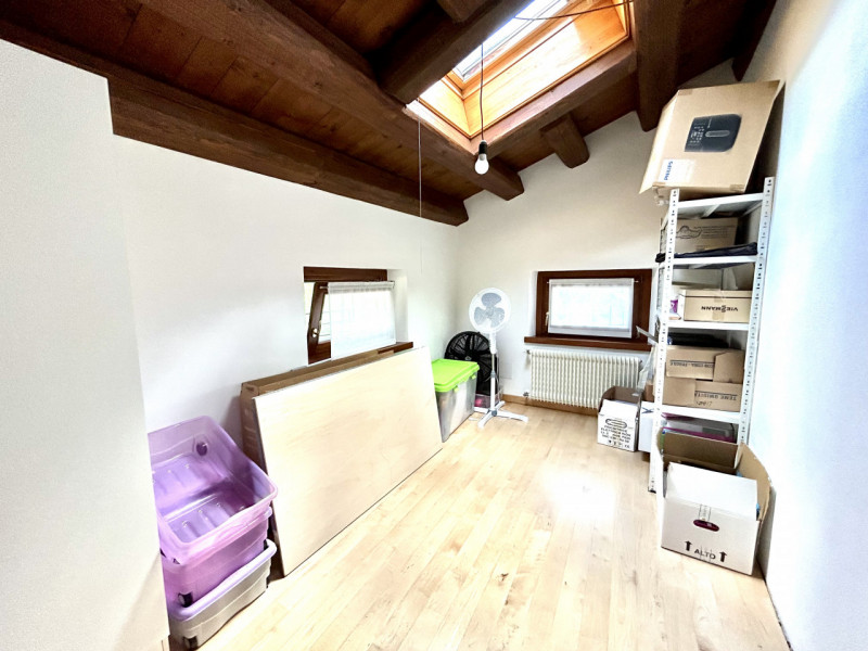 Scopri questa affascinante opportunità nel cuore di Anzano di Cappella Maggiore. 

Questo porzion...